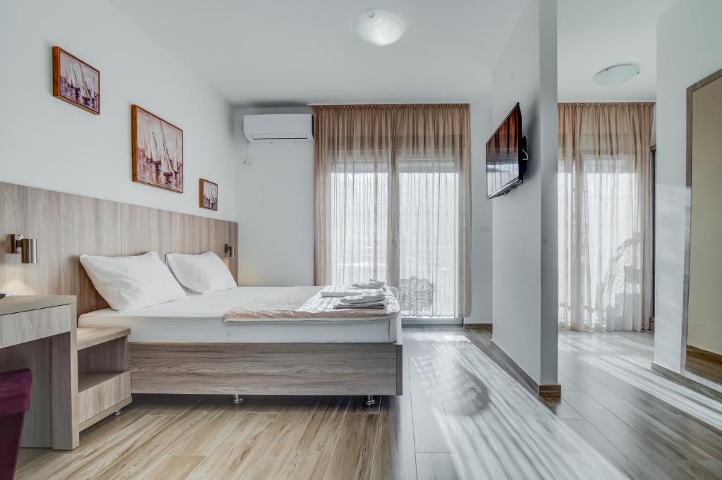Студио (Номер-студио Делюкс с кроватью размера «queen-size») апарт-отеля Adriatik Lux Apartments, Будва