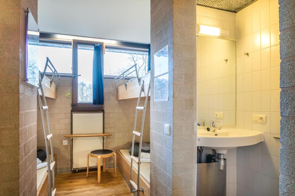 Четырехместный (Четырехместный номер с ванной комнатой) хостела Auberge de Jeunesse de Mons, Монс