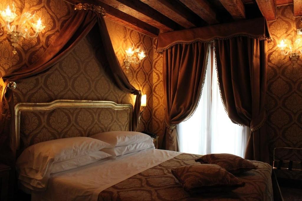 Двухместный (Классический небольшой номер) отеля Hotel Palazzo Abadessa, Венеция