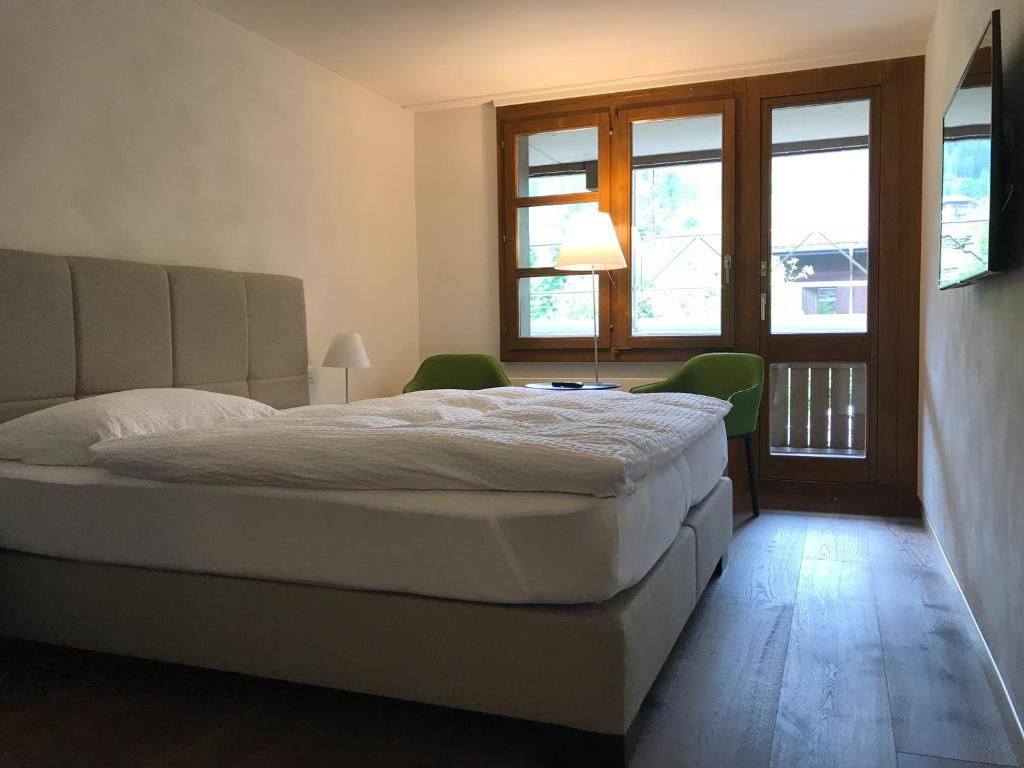 Двухместный (Улучшенный двухместный номер с 1 кроватью или 2 отдельными кроватями) отеля Hotel Krone Lenk, Ленк