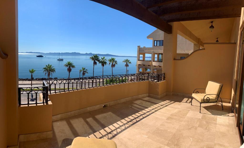 Сьюит (Роскошный люкс с видом на океан) отеля La Mision Loreto, Лорето