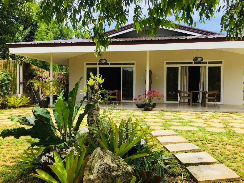 Вилла (Вилла с видом на сад) курортного отеля Bohol Shores, Панглао