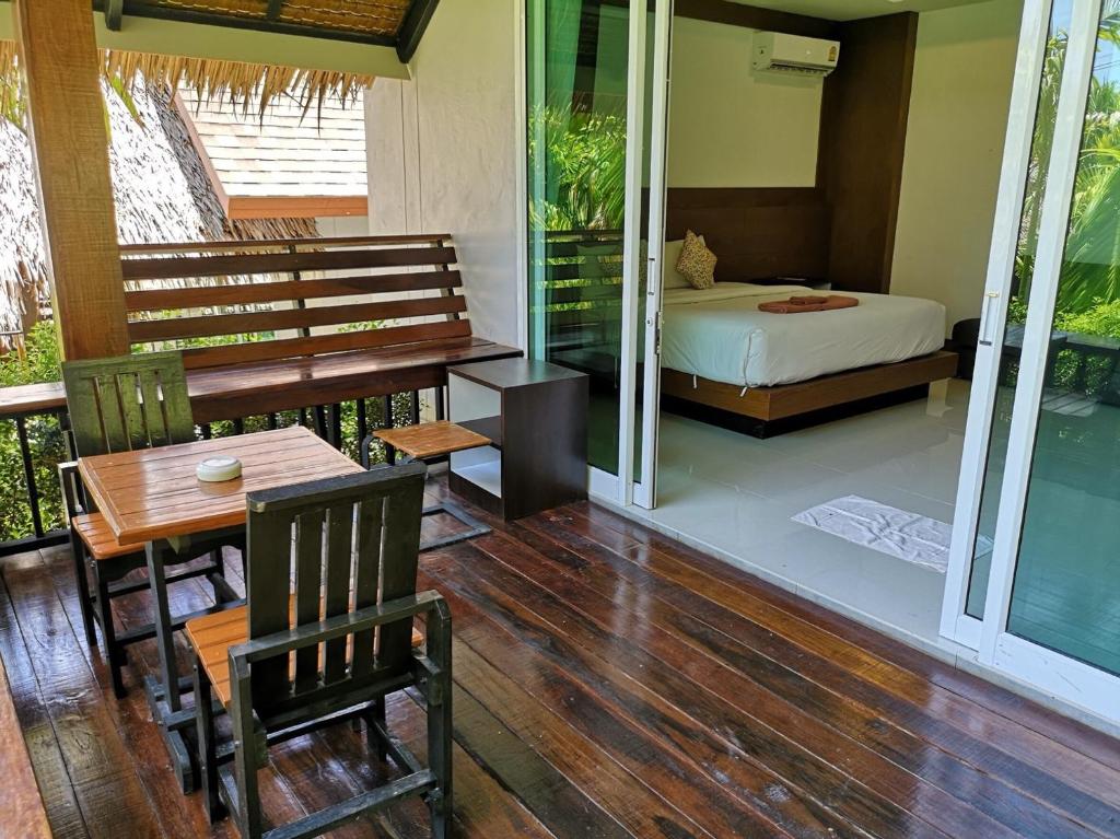 Двухместный (Улучшенный двухместный номер с 1 кроватью) курортного отеля Vipa Tropical Resort, Краби