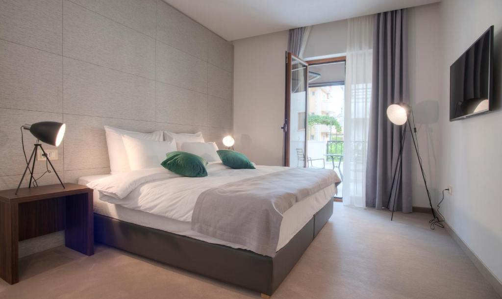 Двухместный (Улучшенный двухместный номер с 1 кроватью или 2 отдельными кроватями) отеля Hotel Vela, Будва