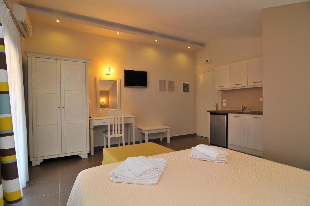 Двухместный (Двухместный номер Делюкс с 1 кроватью и видом на море) апарт-отеля Ntinas Filoxenia, Скала-Потамиас