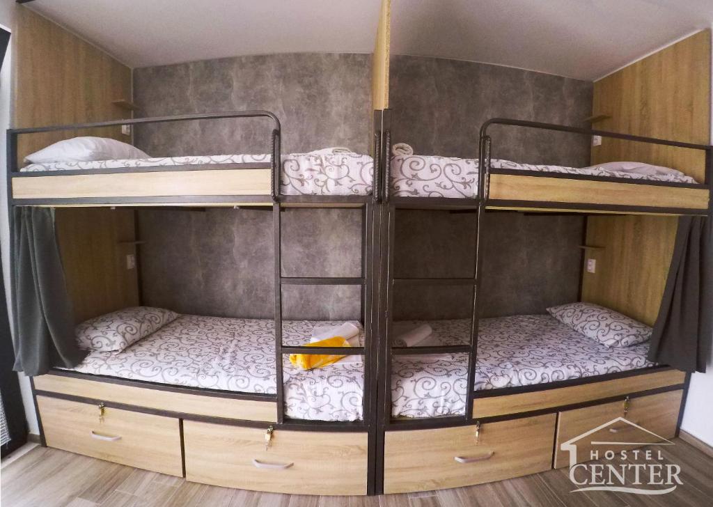 Номер (Односпальная кровать в общем номере с 4 кроватями) хостела Hostel Center, Ульцинь