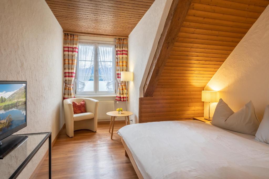 Двухместный (Стандартный двухместный номер с 1 кроватью или 2 отдельными кроватями) отеля Neuhaus Golf- & Strandhotel, Интерлакен