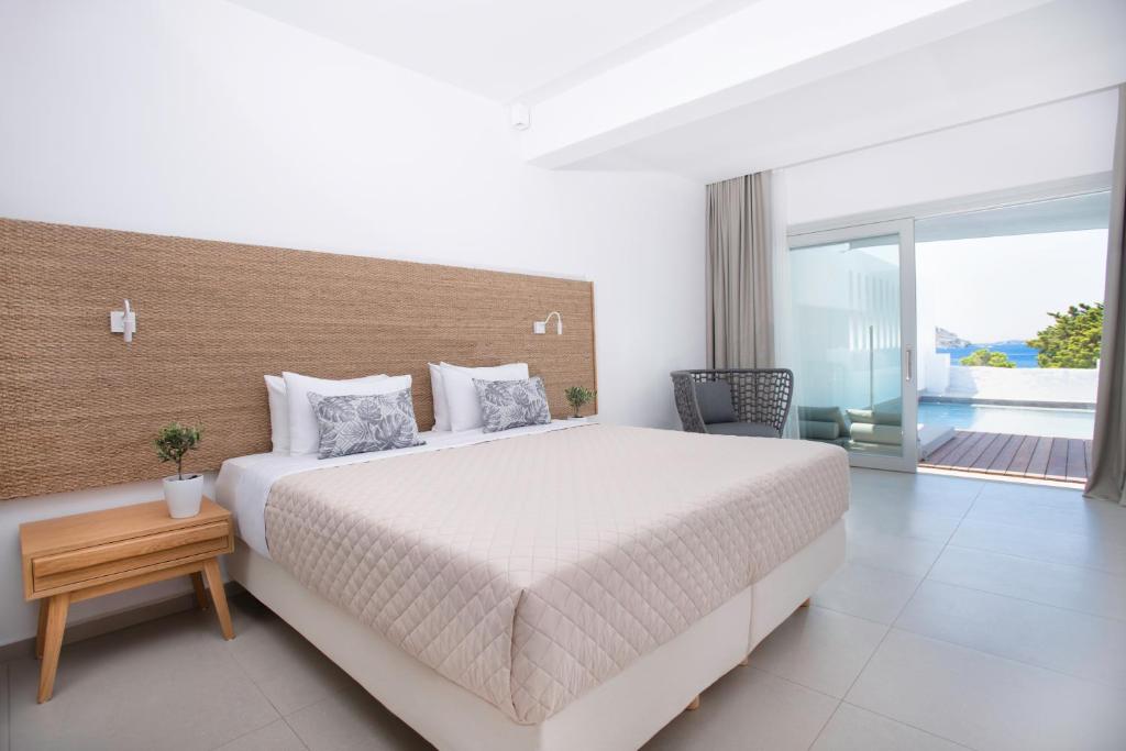 Сьюит (Суперлюкс с видом на море и общим бассейном) отеля Manoula's Beach Mykonos Resort, Агиос-Иоаннис