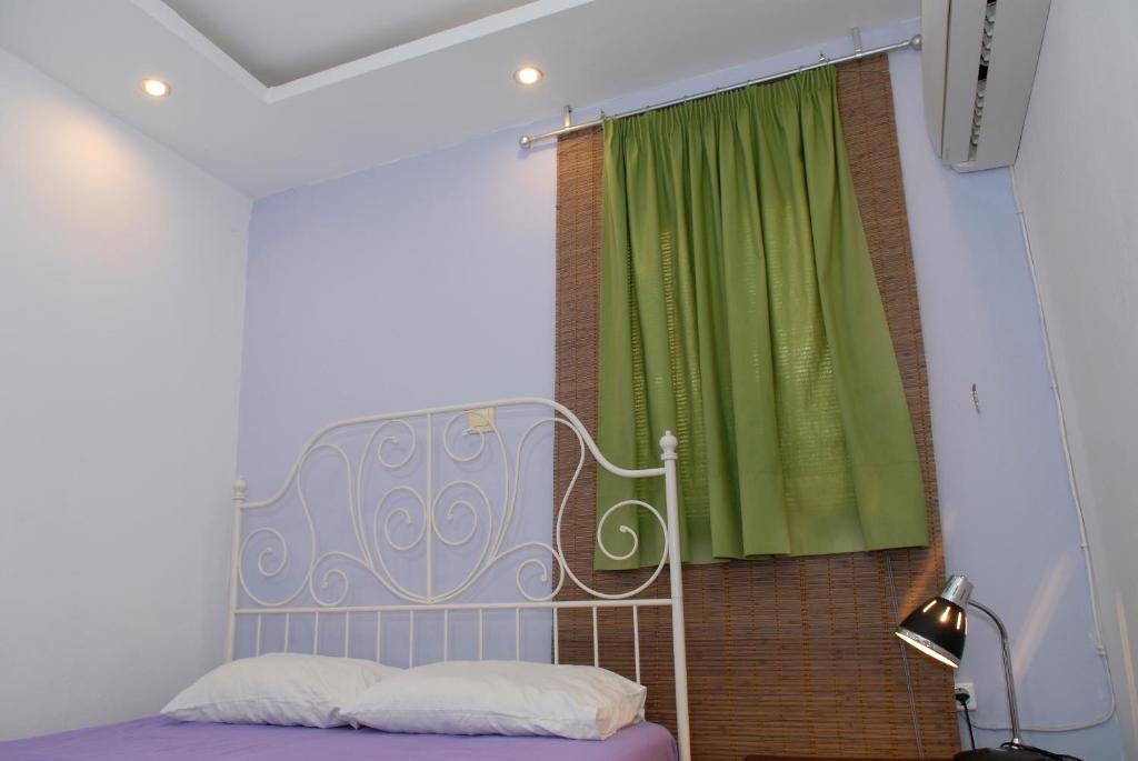 Двухместный (Двухместный номер с 1 кроватью и собственной ванной комнатой) хостела Chameleon Youth Hostel, Афины