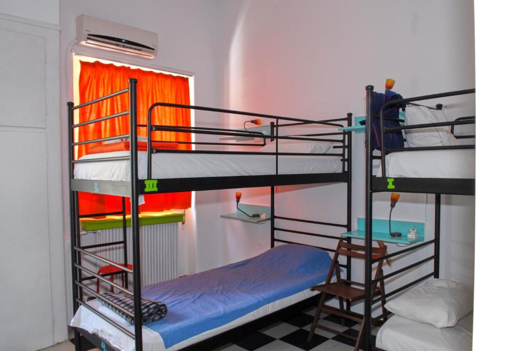 Номер (Кровать в общем 6-местном номере для мужчин и женщин) хостела Chameleon Youth Hostel, Афины
