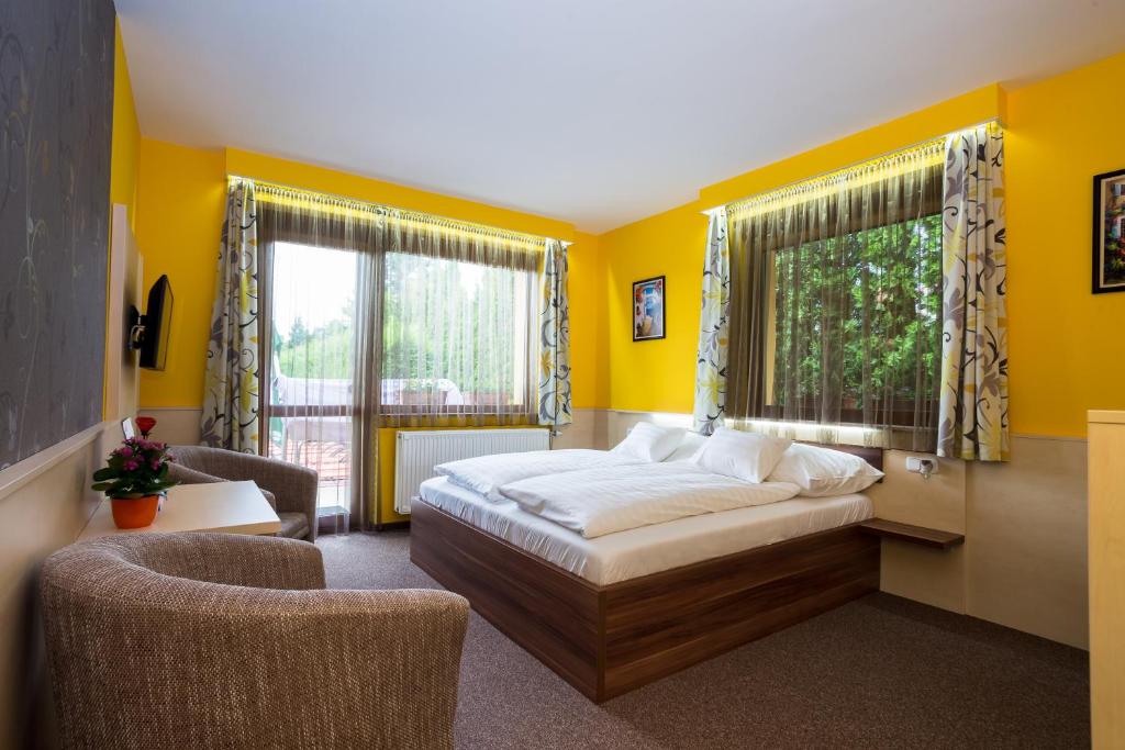 Двухместный (Улучшенный номер с кроватью размера «queen-size») отеля Hotel Mayer, Альшоэрш