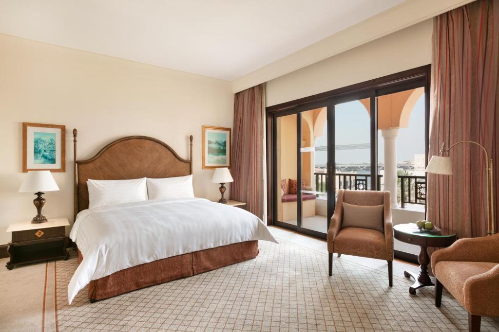 Двухместный (Клубный номер «Горизонт Премьер») отеля Shangri-La Hotel, Qaryat Al Beri, Абу-Даби