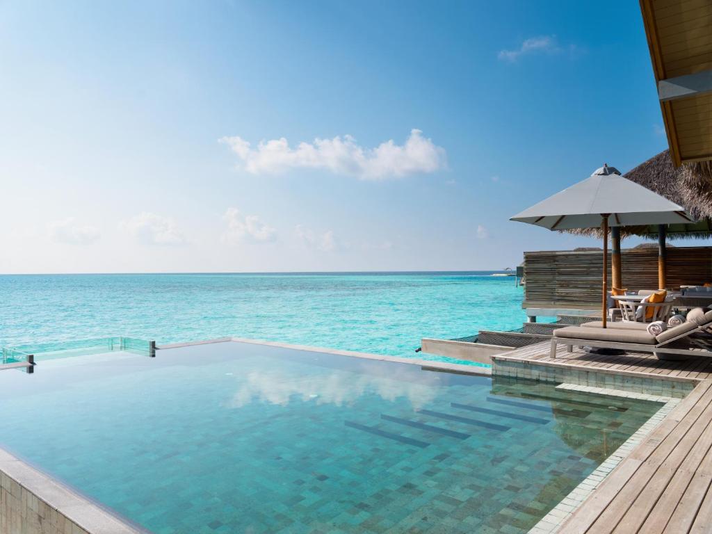 Вилла (Резиденция над водой с 1 спальней и бассейном: бесплатный трансфер до аэропорта) курортного отеля Vakkaru Maldives, Ваккару