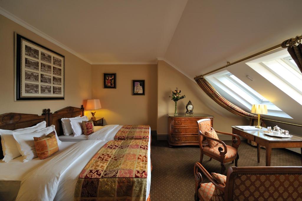 Сьюит (Двухуровневый люкс с 2 отдельными кроватями) отеля Hôtel de la Cigogne, Женева