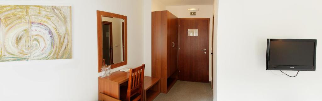 Двухместный (Двухместный номер с 2 отдельными кроватями) отеля Hotel Happy, Димитровград