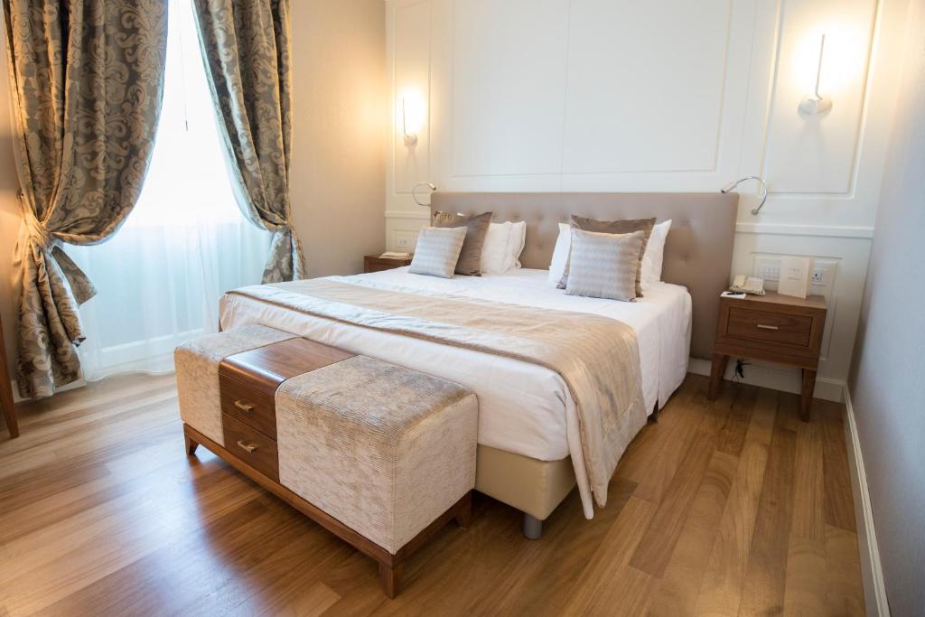 Двухместный (Двухместный номер «Престиж» с 1 кроватью и видом на озеро) отеля Grand Hotel Terme, Сирмионе