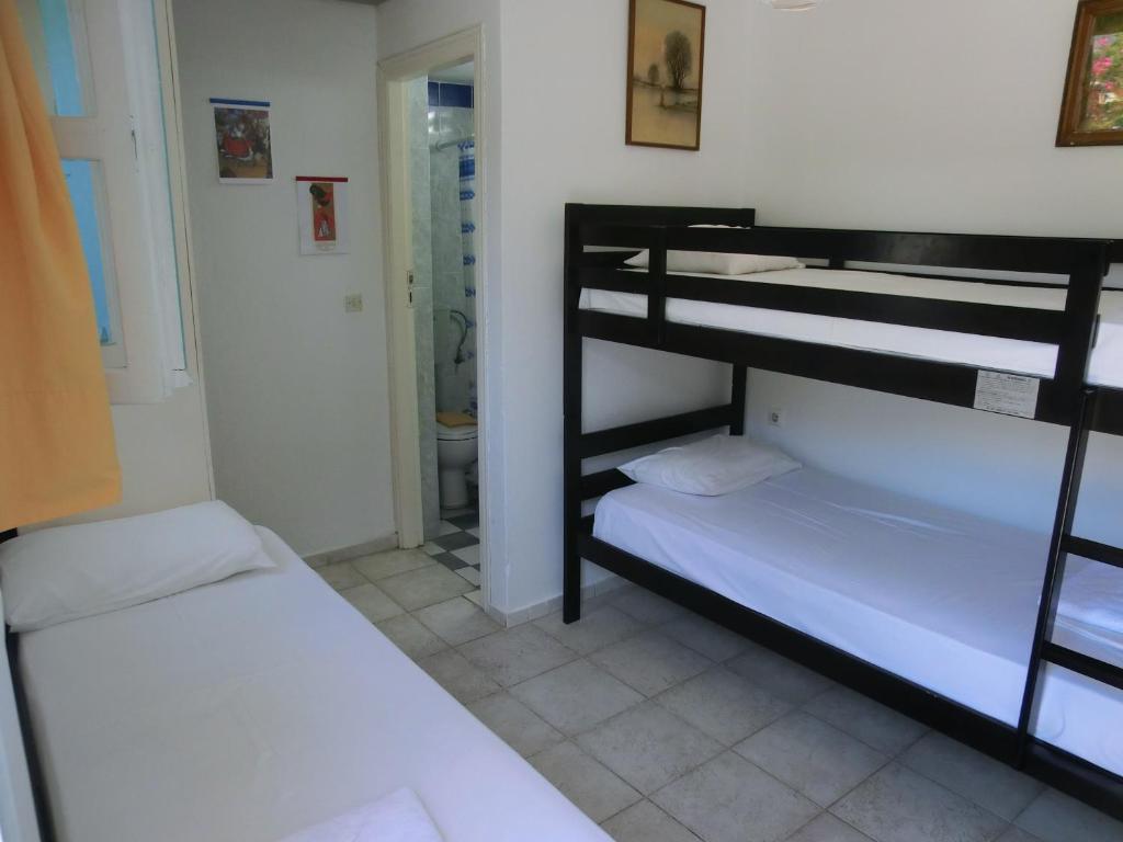 Трехместный (Трехместный номер с основными удобствами) хостела Santorini Hostel, Тира