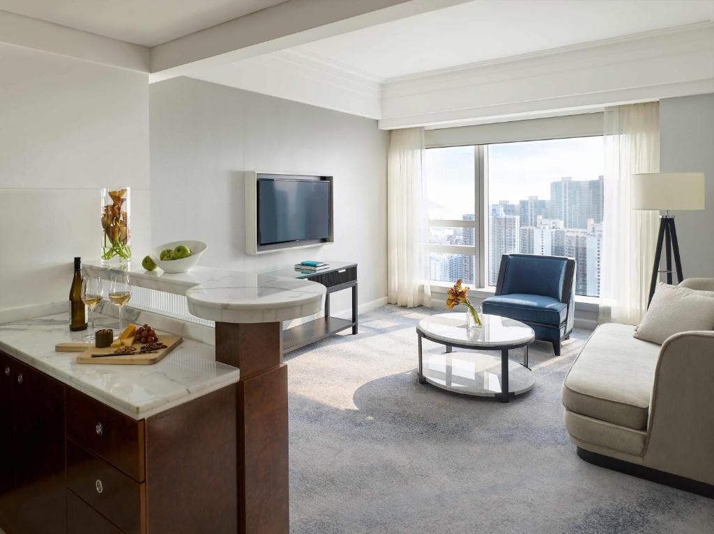 Сьюит (Люкс с 1 спальней, кухней и 1 бесплатным трансфером в обе стороны от/до аэропорта) отеля Cordis, Hong Kong, Гонконг (город)