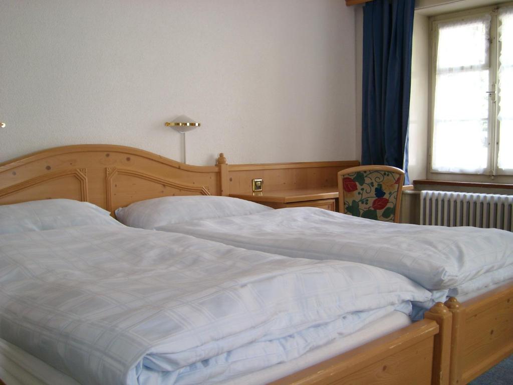 Двухместный (Двухместный номер с 1 кроватью или 2 отдельными кроватями, общая ванная комната) отеля Hotel Danis, Ленцерхайде