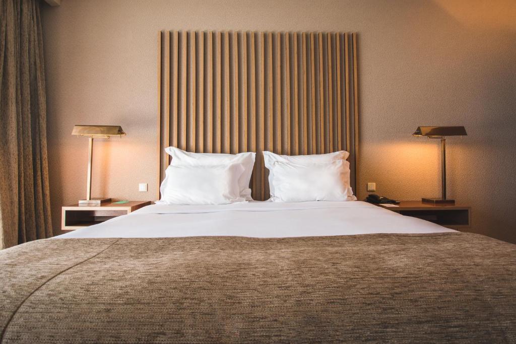 Двухместный (Двухместный номер «Престиж» с 1 кроватью или 2 отдельными кроватями, вид на территорию курортного отеля - В стоимость включено питание по тарифу полупансион) курортного отеля Vidamar Algarve Hotel - Dining Around Half Board, Албуфейра