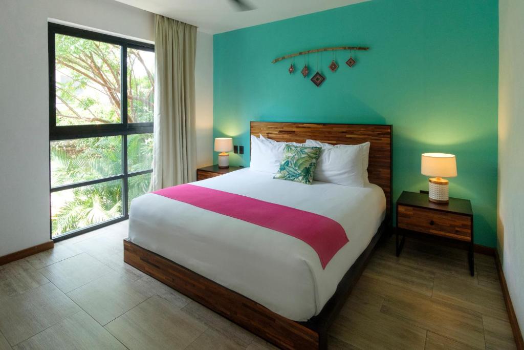Сьюит (Улучшенный люкс с собственным балконом) отеля San Trópico Petit Hotel & Peaceful Escape, Пуэрто-Вальярта