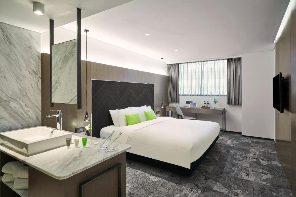 Двухместный (Улучшенный номер Ease с 1 кроватью размера «king-size» или 2 отдельными кроватями) отеля Hotel Ease Tsuen Wan, Гонконг (город)