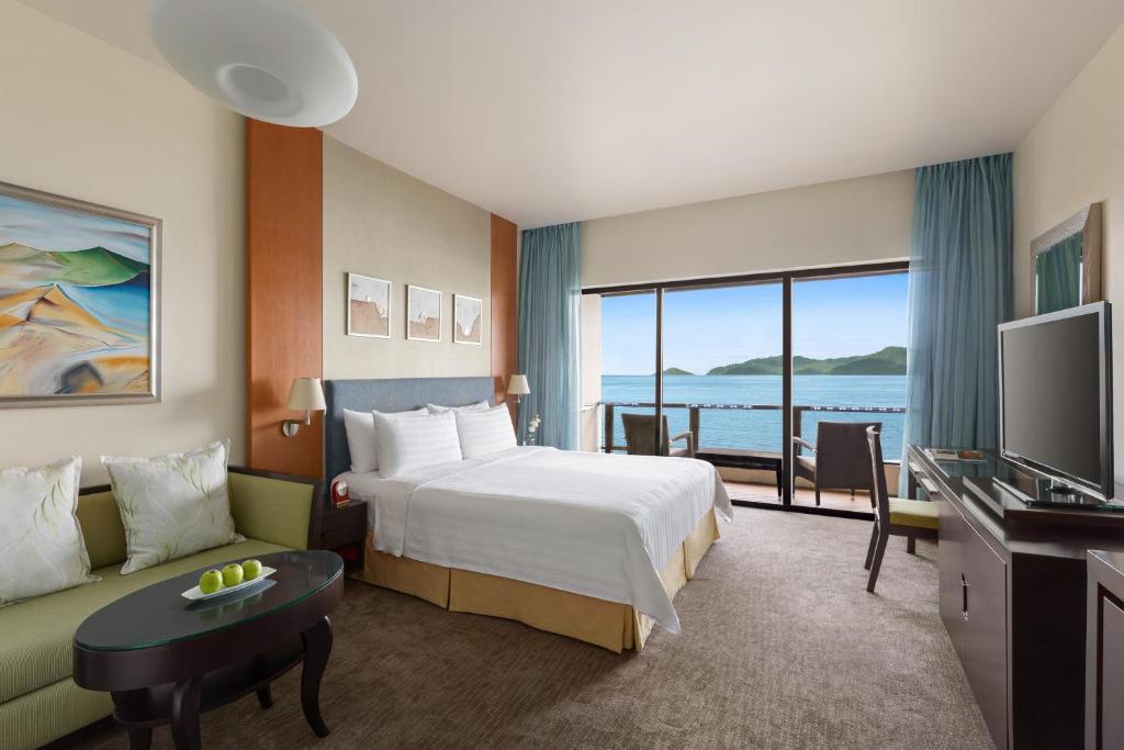 Двухместный (Номер Kinabalu с кроватью размера «king-size» и видом на море) курортного отеля Shangri-La's Tanjung Aru Resort & Spa, Кота-Кинабалу