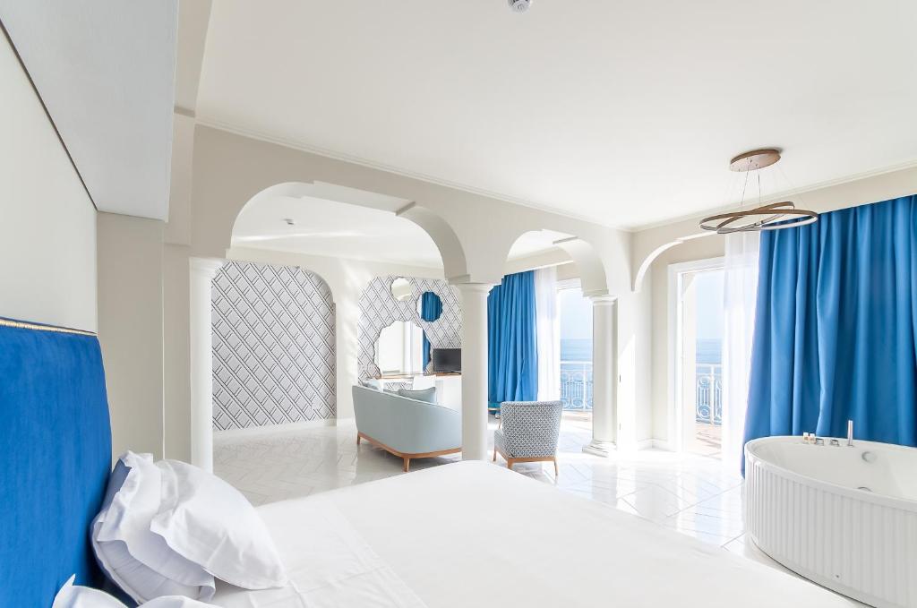 Сьюит (Люкс с кроватью размера «king-size» и гидромассажной ванной) отеля Hotel Club Due Torri, Майори