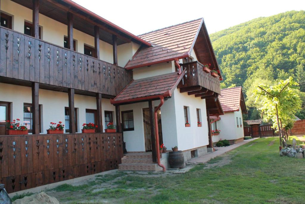 Двухместный (Номер с кроватью размера «queen-size» и балконом) гостевого дома Zsuzsanna Paraszthaz, Прайд