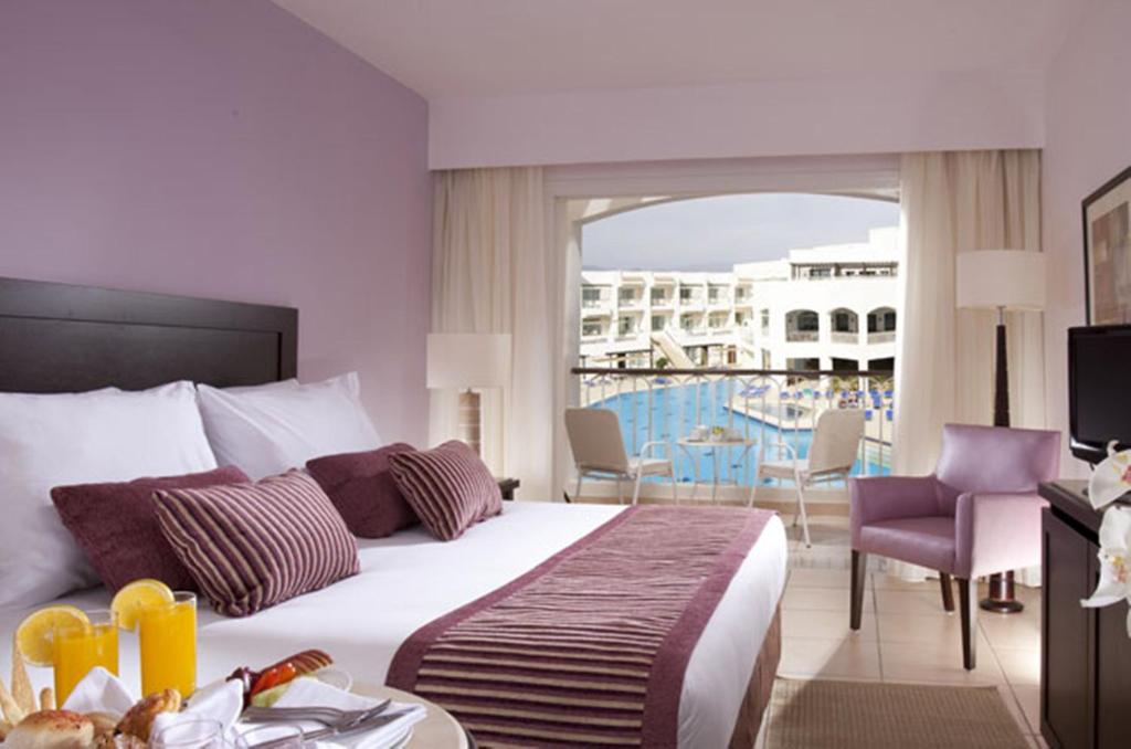 Трехместный (Улучшенный двухместный номер с 1 кроватью) курортного отеля Jaz Sharks Bay, Шарм-эль-Шейх