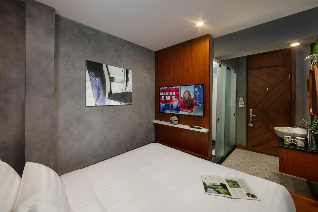 Двухместный (Стандартный номер с кроватью размера «king-size») отеля Hanoi La Selva Central Hotel & Spa, Ханой