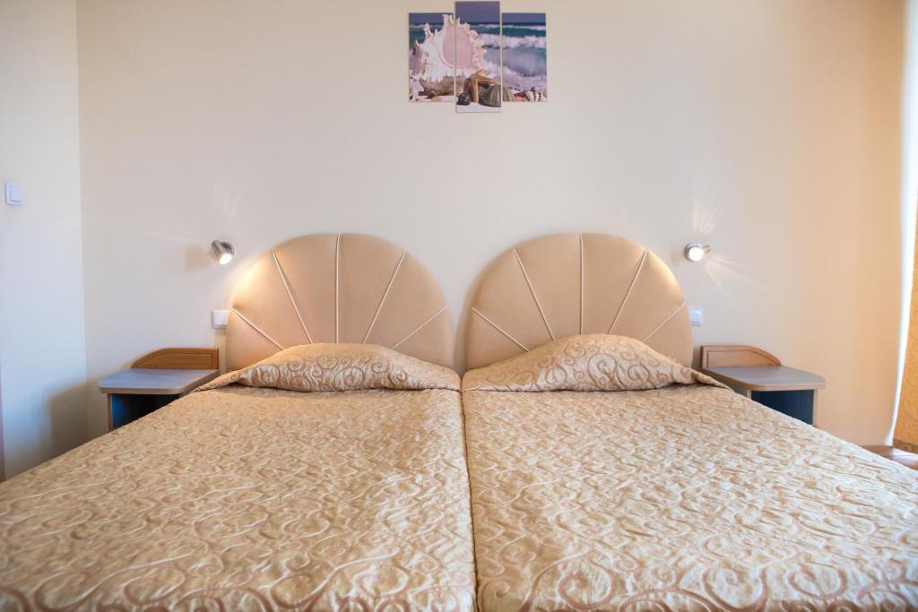 Двухместный (Стандартный двухместный номер с 1 кроватью или 2 отдельными кроватями и балконом (для 2 взрослых)) отеля Hotel Perla, Золотые Пески