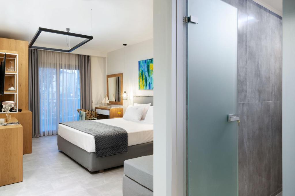 Двухместный (Улучшенный двухместный номер с 1 кроватью и боковым видом на море) отеля Sea Level Hotel, Полихроно
