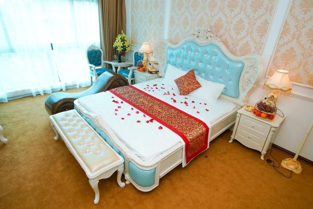 Двухместный (Улучшенный номер с кроватью размера «king-size») отеля King's Hotel Yên Hòa, Ханой