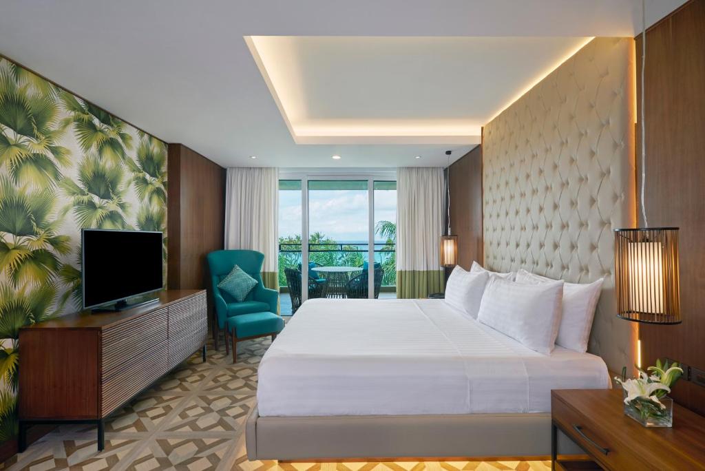 Сьюит (Люкс «Премиум» с кроватью размера «king-size») курортного отеля Movenpick Resort & Spa Boracay, Боракай