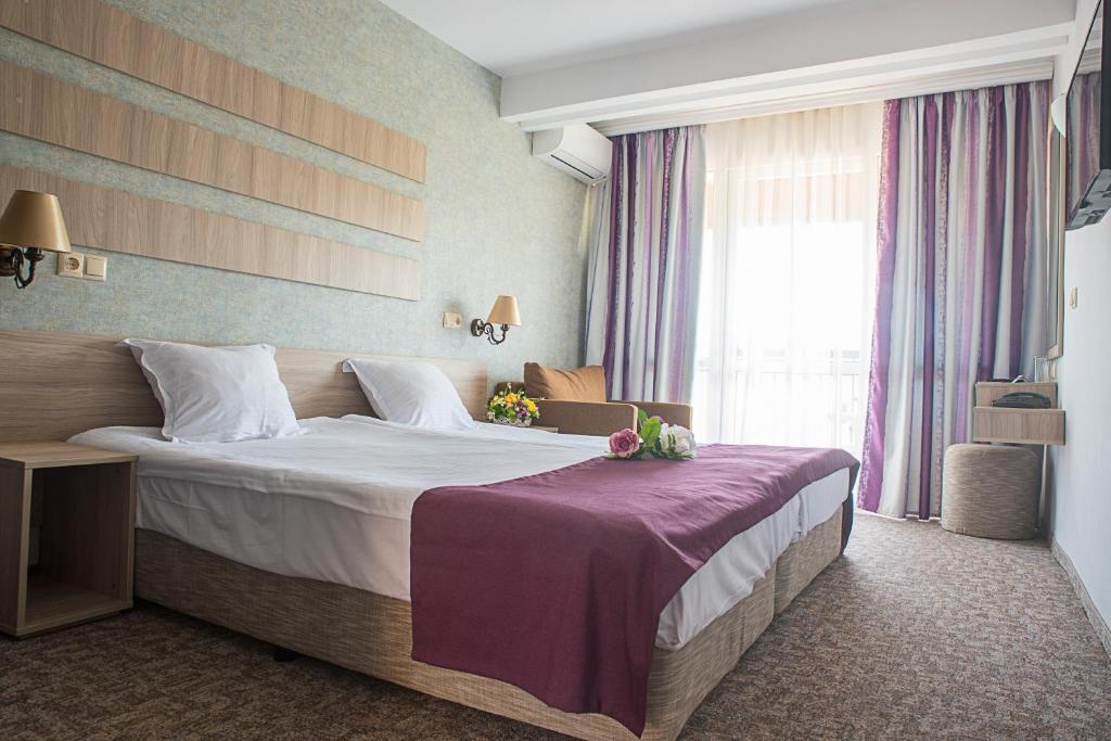Двухместный (Стандартный двухместный номер с 1 кроватью или 2 отдельными кроватями (для 2 взрослых и 1 ребенка)) курортного отеля Imperial Resort, Солнечный Берег