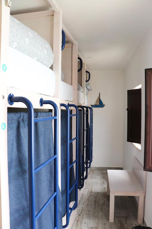 Номер (Односпальная кровать в общем номере с 10 кроватями) хостела AKTION Peniche Hostel & Apartments, Пениши