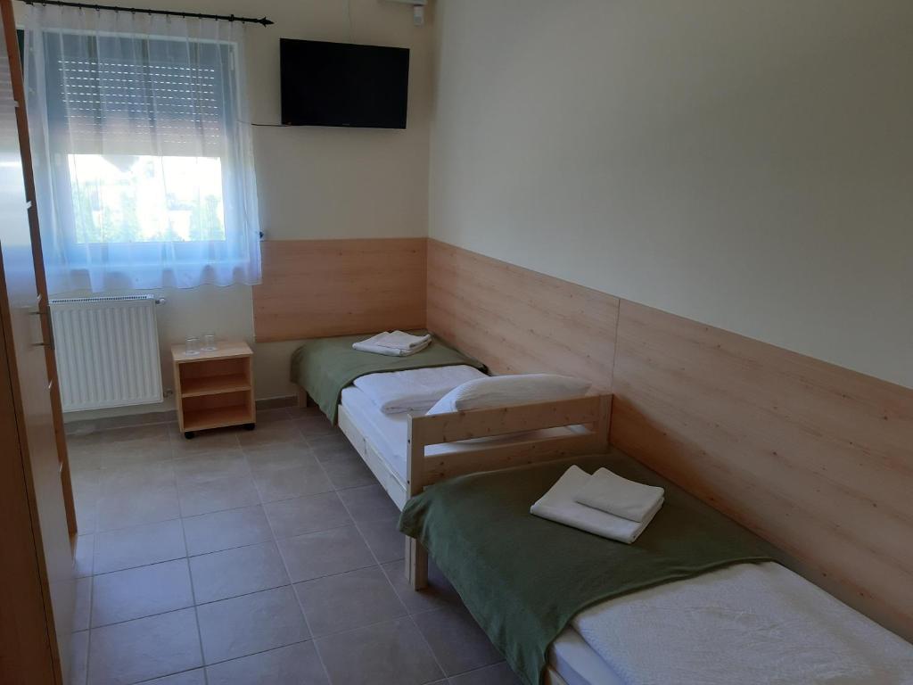 Двухместный (Стандартный двухместный номер с 2 отдельными кроватями) отеля Szárszó Panzió, Балатонсарсо