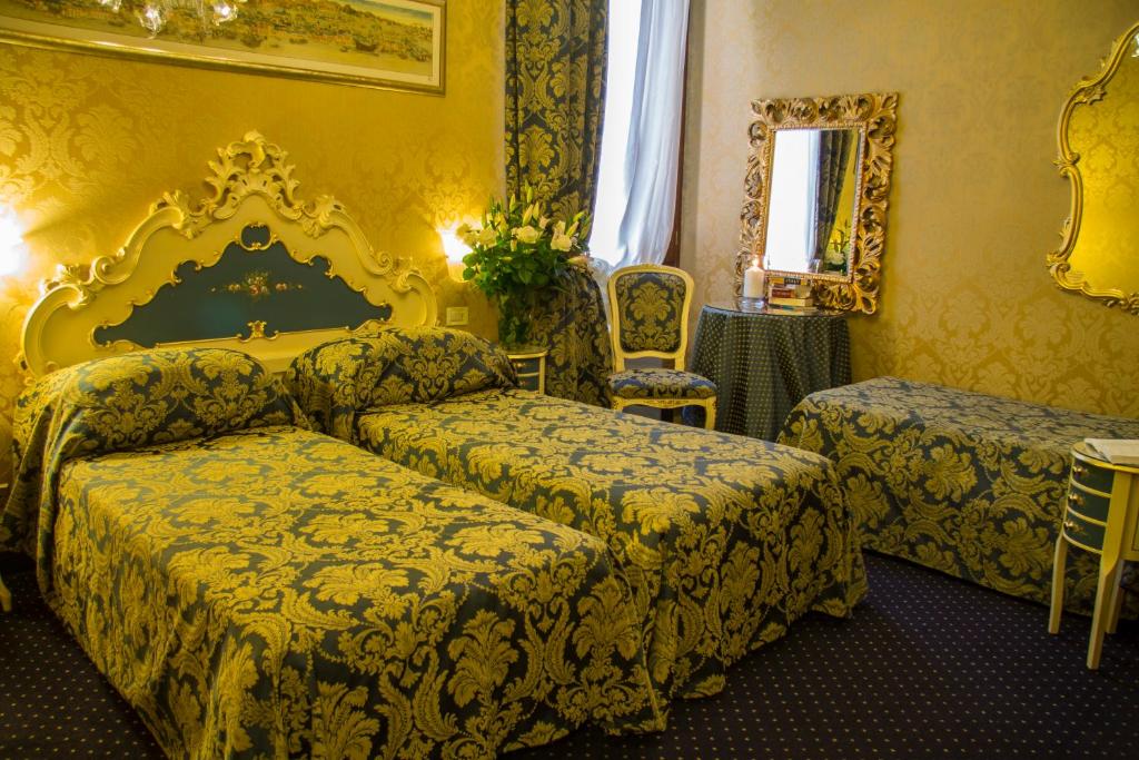 Трехместный (Трехместный номер) отеля Hotel Becher, Венеция