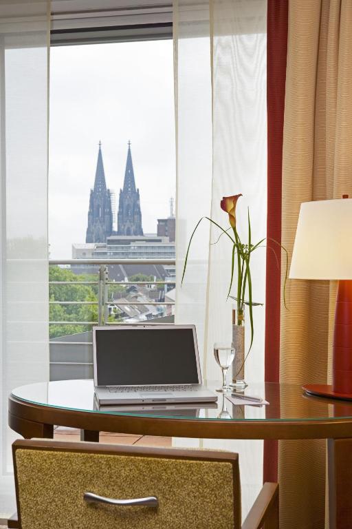 Двухместный (Представительский номер с кроватью размера «king-size») отеля Pullman Cologne, Кельн