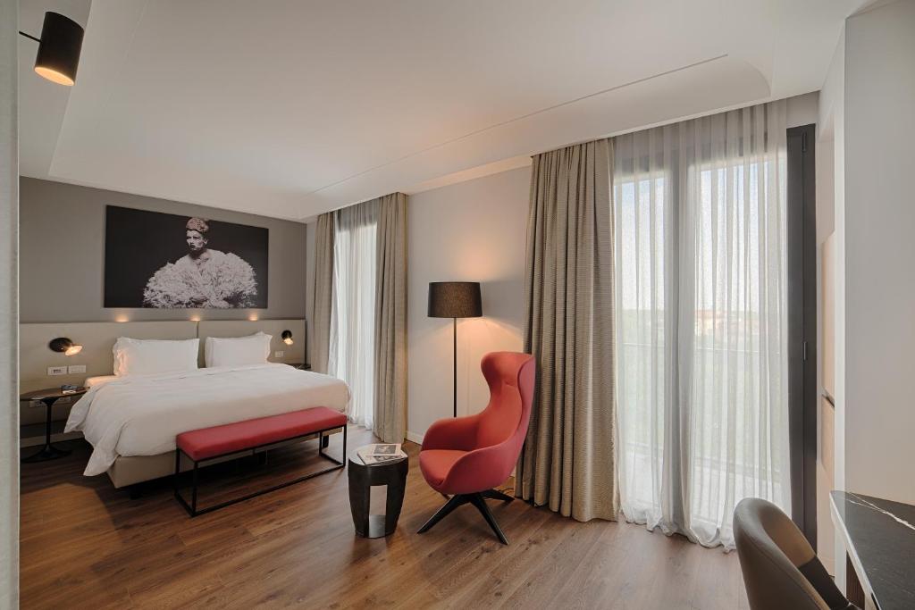 Двухместный (Улучшенный номер - Высокий этаж) отеля Radisson Blu Hotel Milan, Милан