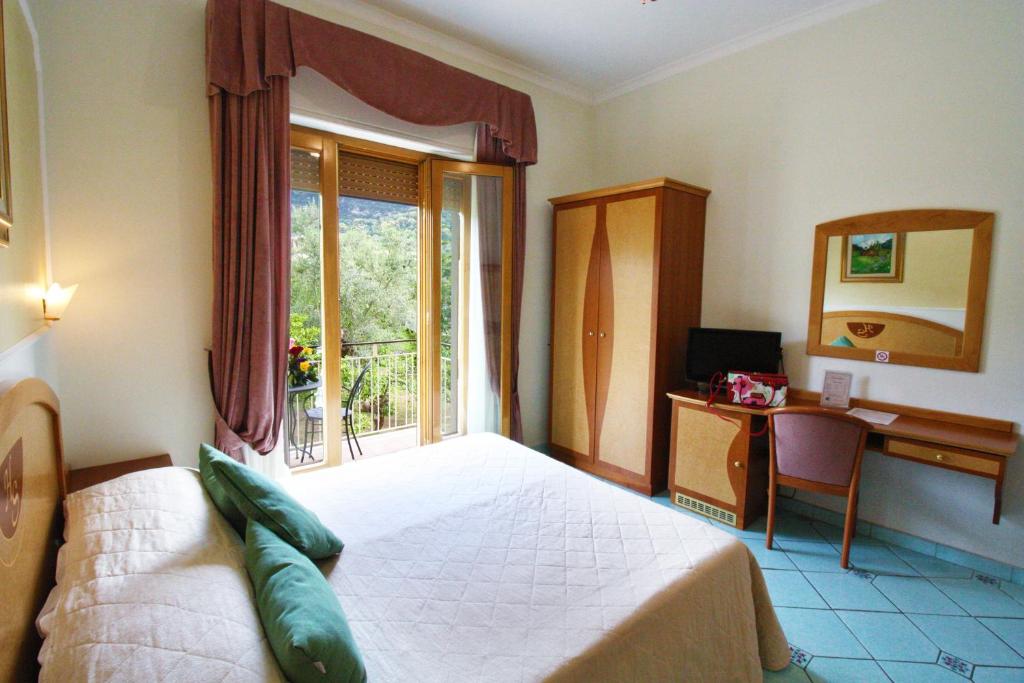 Двухместный (Стандартный двухместный номер с 1 кроватью или 2 отдельными кроватями) отеля Hotel Savoia, Сорренто
