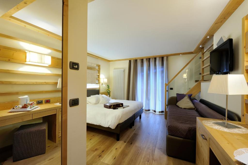 Двухместный (Улучшенный двухместный номер с 1 кроватью или 2 отдельными кроватями) отеля Boutique Hotel Diana, Мадонна-ди-Кампильо