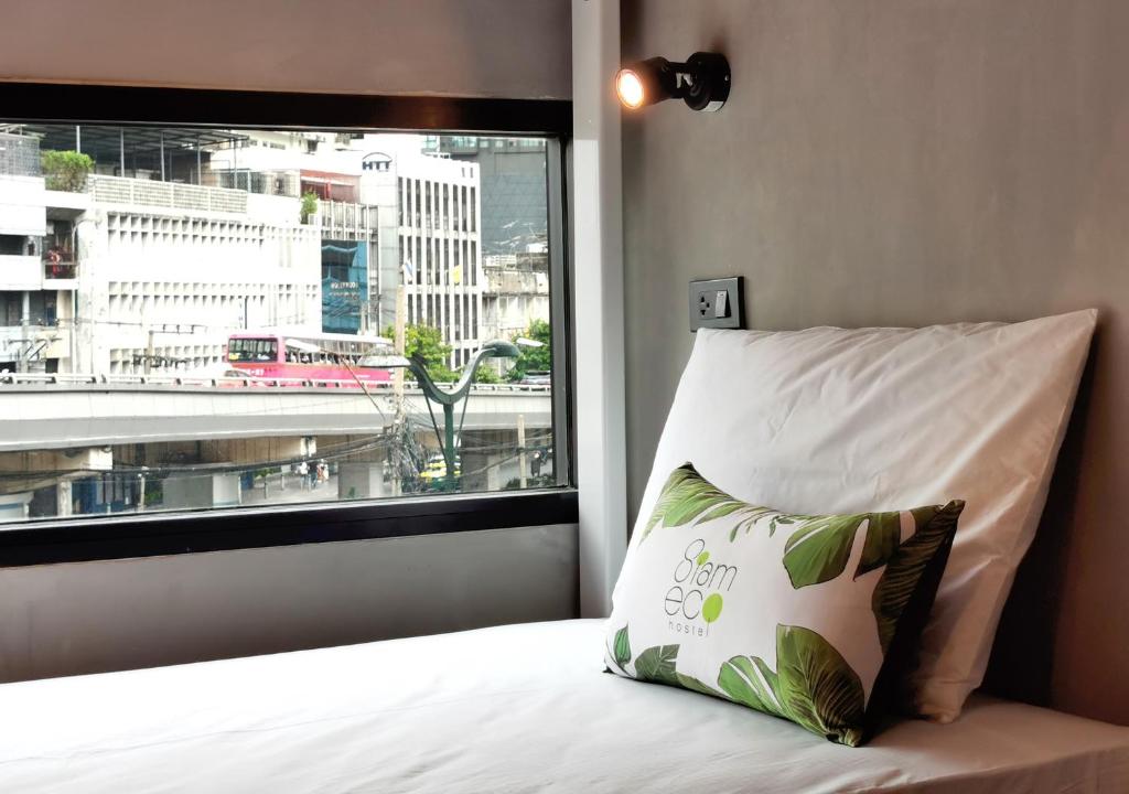 Номер (Кровать в общем 6-местном номере для мужчин и женщин) хостела Siam Eco Hostel, Бангкок
