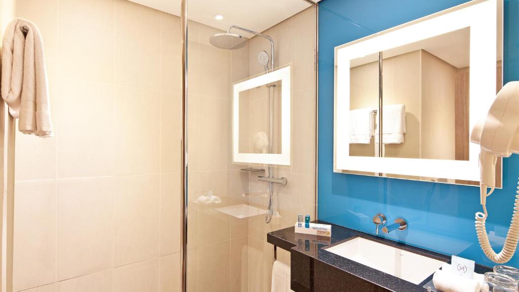 Двухместный (Улучшенный двухместный номер с 2 отдельными кроватями) отеля Novotel World Trade Centre Dubai, Дубай