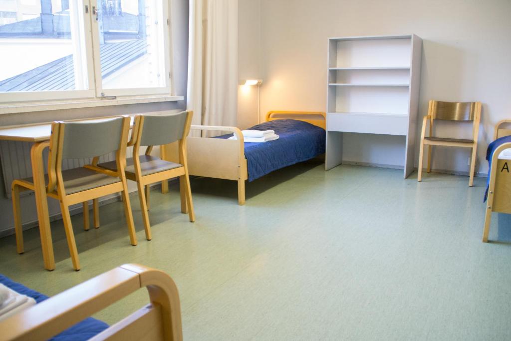 Номер (Бюджетное спальное место в общем номере для женщин с 3 кроватями и общей ванной комнатой) хостела Eurohostel, Хельсинки