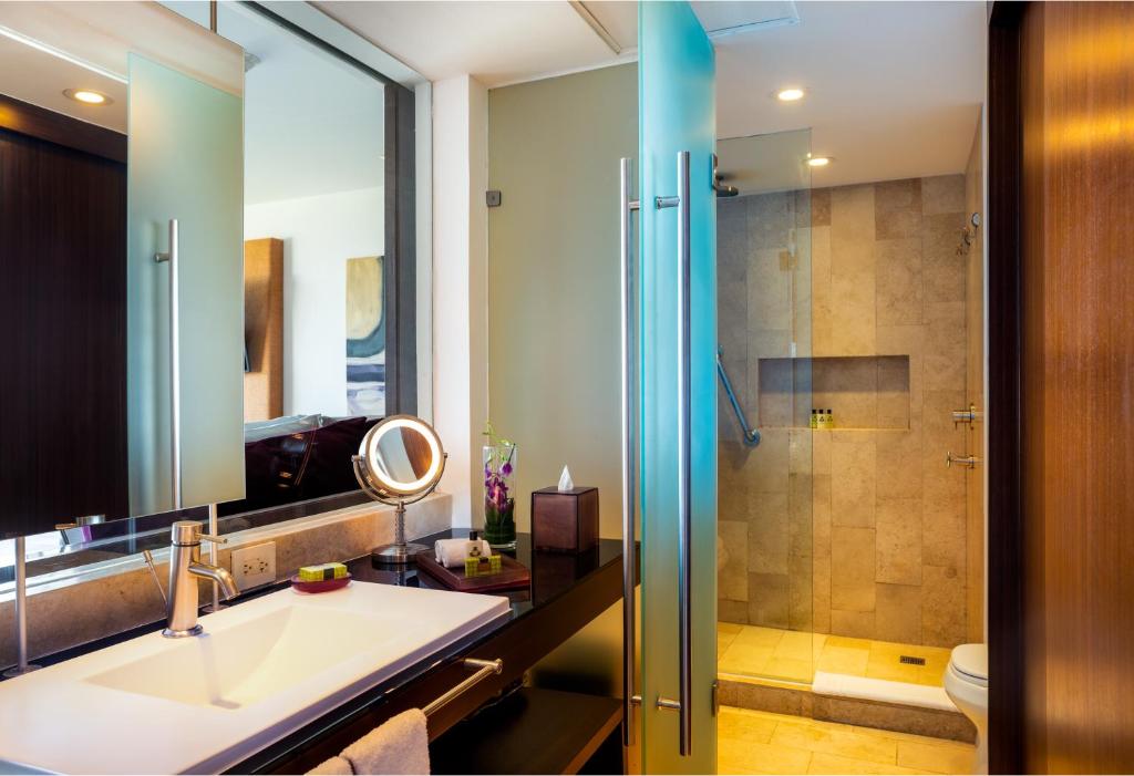 Сьюит (Люкс с 1 спальней, кроватью размера «king-size» и гостиной зоной) курортного отеля Presidente InterContinental Cancun Resort, Канкун