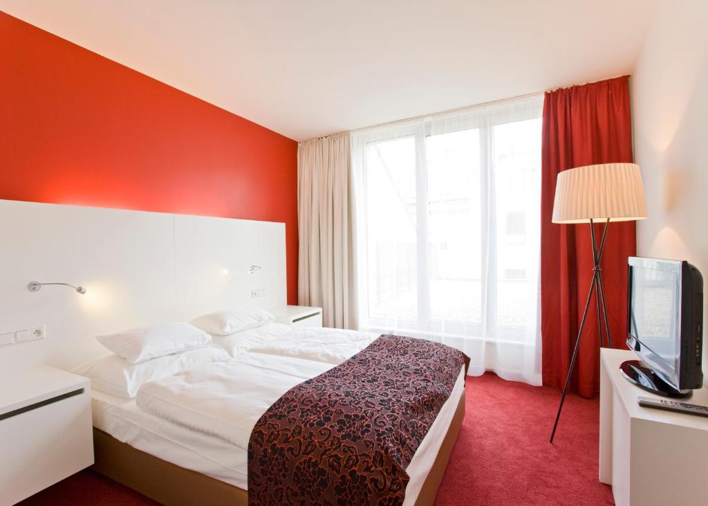 Сьюит (Senior Suite (with access to Rooftop Lounge)), Falkensteiner Hotel Bratislava