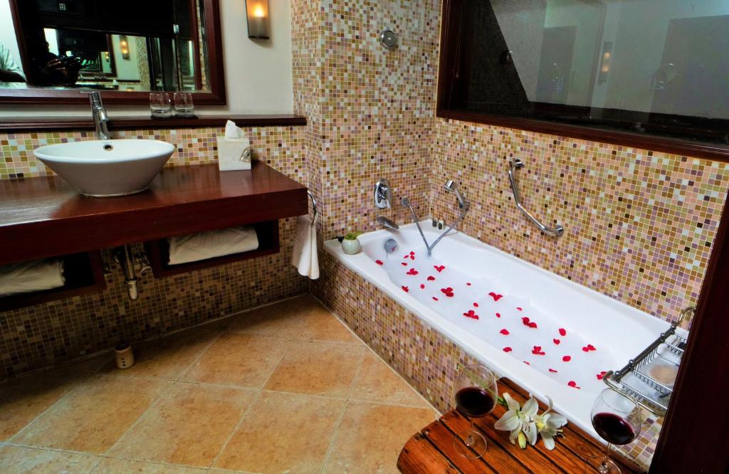 Двухместный (Улучшенные коттеджи с кроватью размера «king-size» и видом на сад) курортного отеля Taj Green Cove Resort and Spa Kovalam, Ковалам