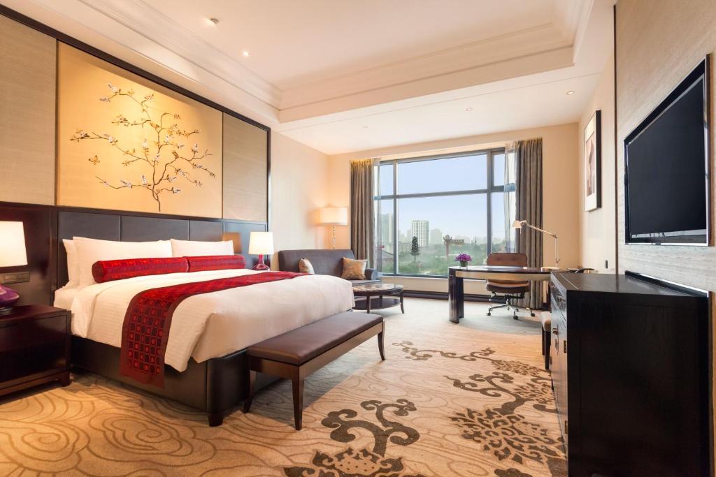 Двухместный (Клубный номер с кроватью размера «king-size») отеля Wyndham Grand Xian South, Сиань